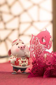 春节可爱淘气的猪小屁