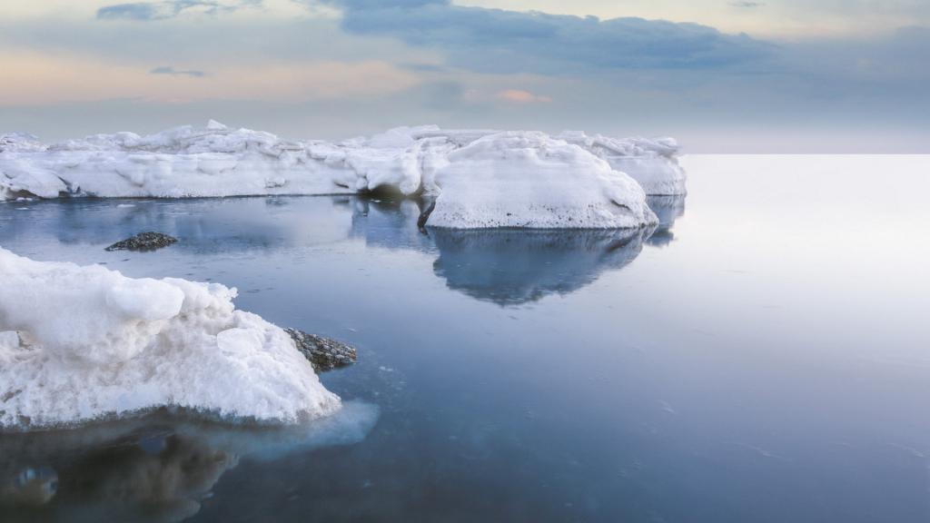 融化的海中冰块