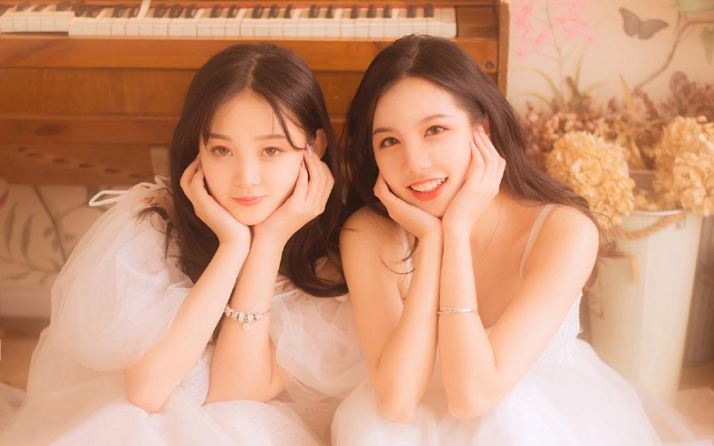 甜美美女姐妹花梦幻写真