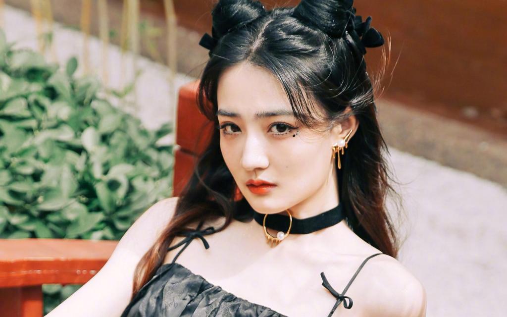 徐璐暗黑风性感妩媚写真