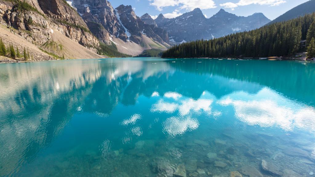 倒影在湖泊的高山