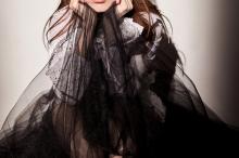 张韶涵裸妆美艳时尚写真