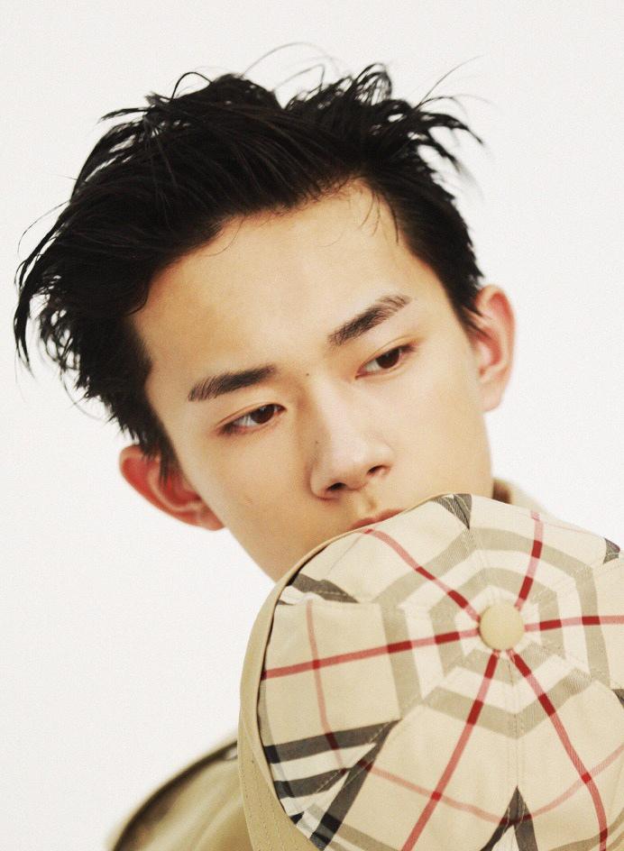 易烊千玺帅气个性写真