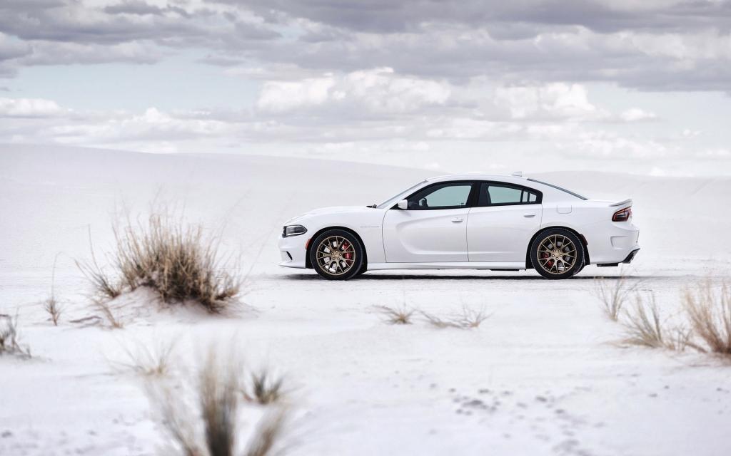 新款时尚的白色道奇汽车