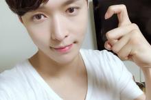 俊朗男孩张艺兴休闲生活照