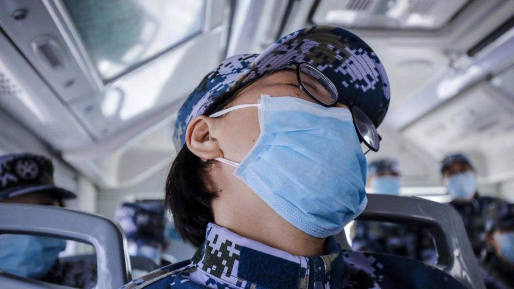 一线战士靠着椅背睡着的样子