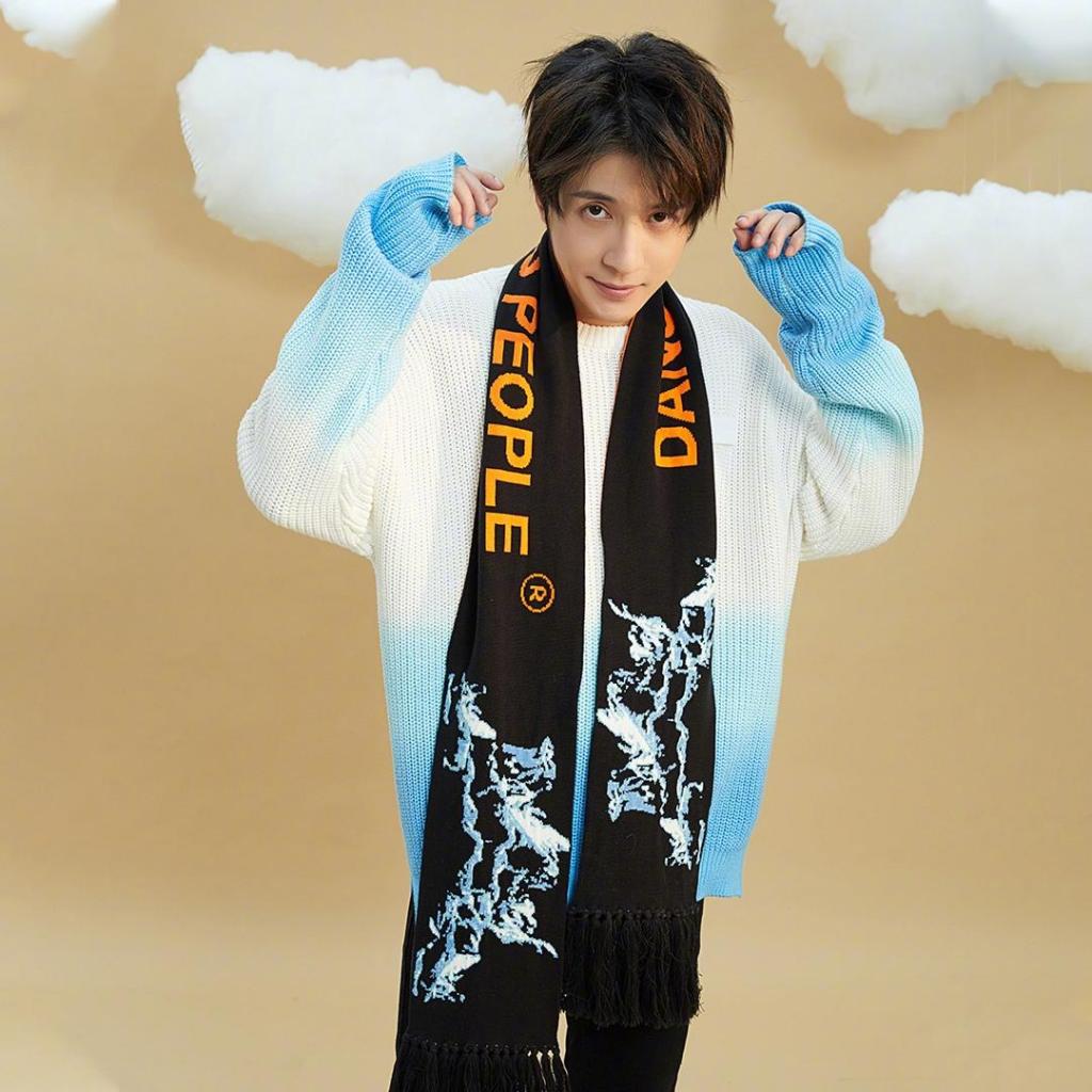 薛之谦休闲帅气居家写真