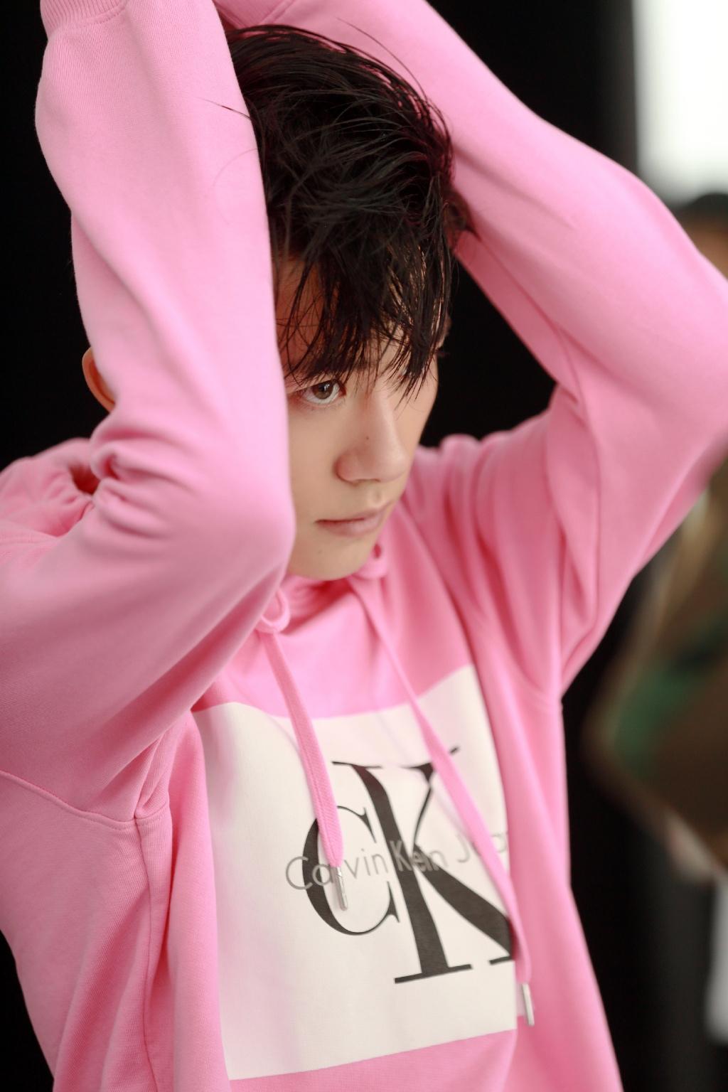 易烊千玺帅气个性写真