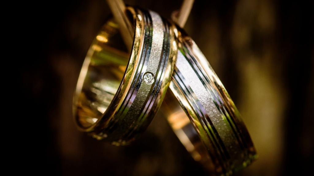 闪闪发亮的订婚钻戒