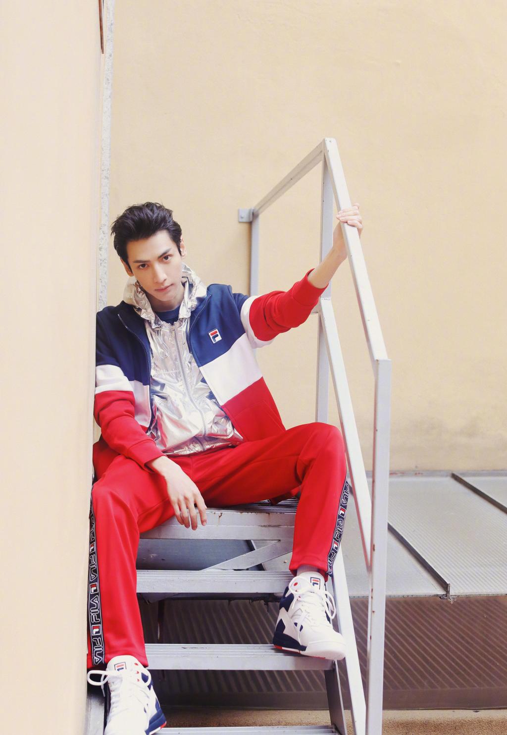 成熟型男罗云熙帅气时尚迷人写真