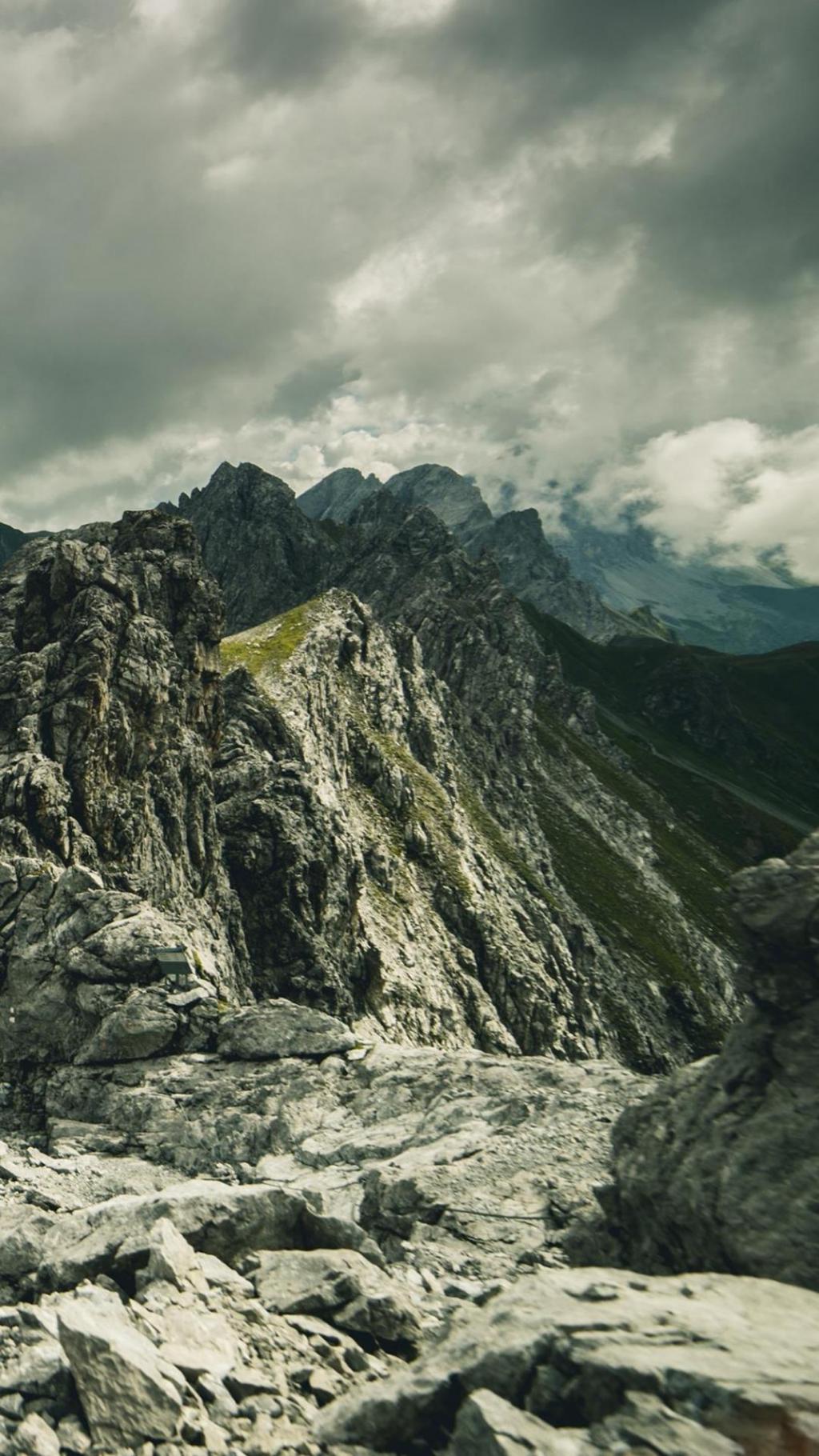 大自然的优美峻峭山脉风光景色