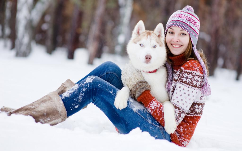 美女与狗玩耍写真