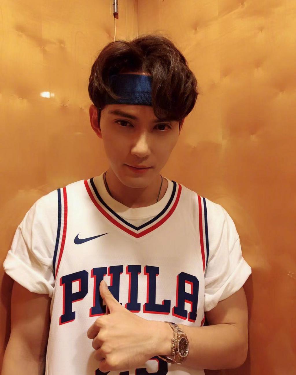 暖心男孩徐正溪时尚写真