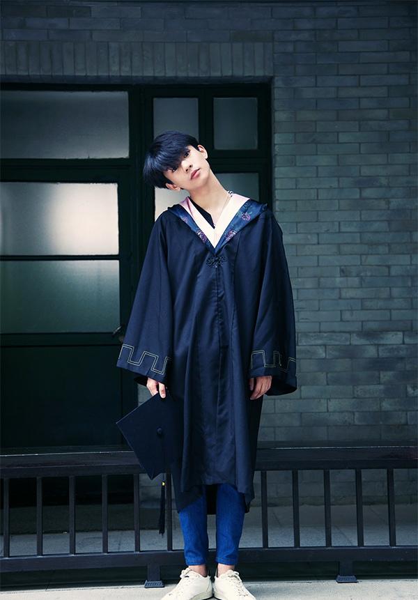 张宥浩学士服毕业照