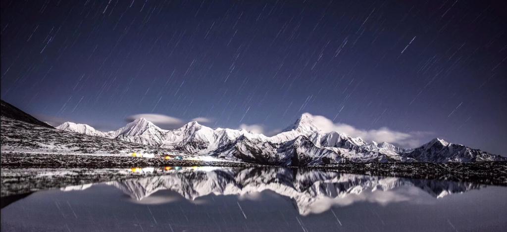 皑皑白雪的峻峭雪山
