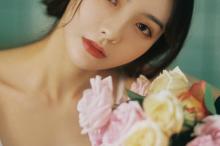 许杨玉琢怀旧风露肩性感写真