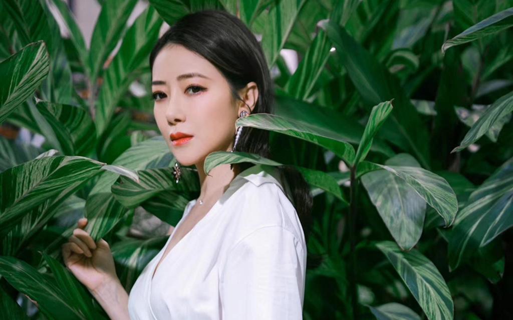 性感御姐陈紫函清新养眼时尚写真