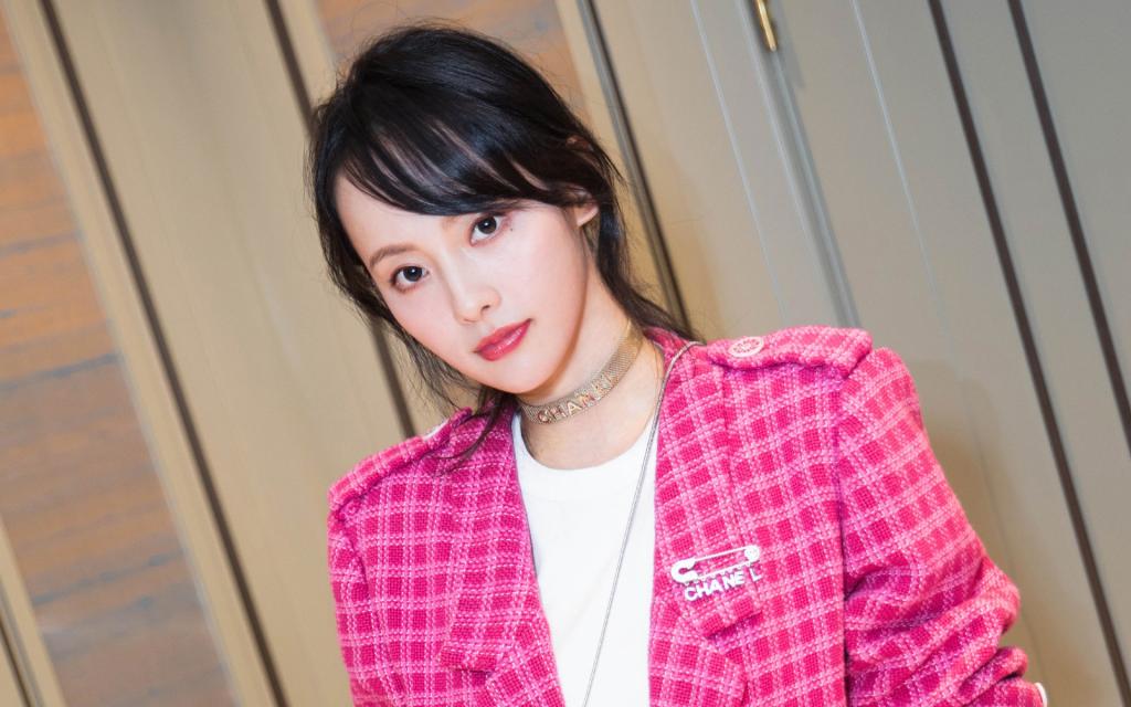 甜美可人的张嘉倪