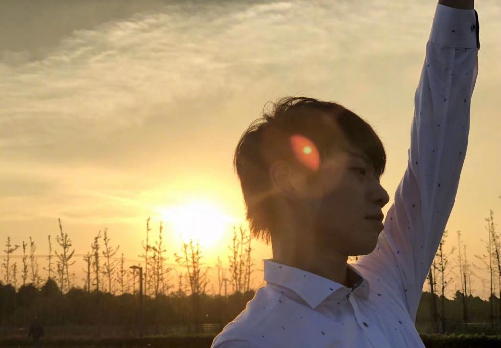 魏大勋帅气休闲写真