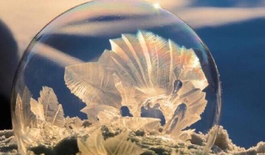 0度下美丽的泡泡结冰