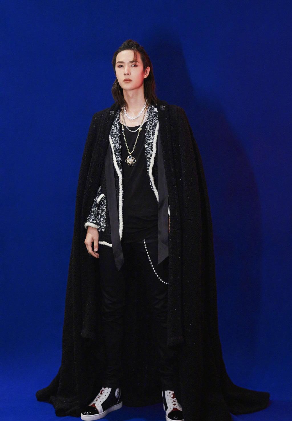 王一博长发帅气造型