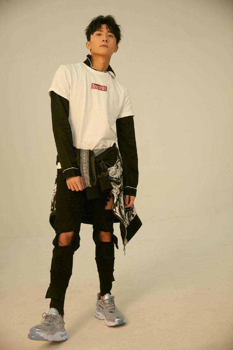 牛骏峰复古风帅气写真