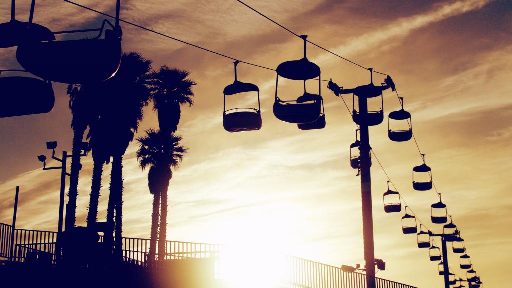 一条索道上高悬