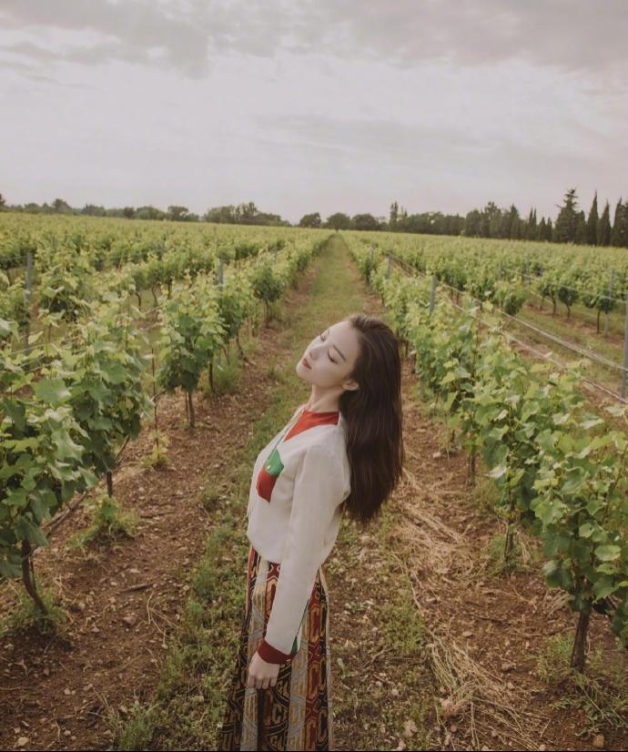 倪妮户外时尚休闲装写真