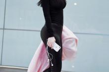 徐冬冬粉色大衣机场性感写真