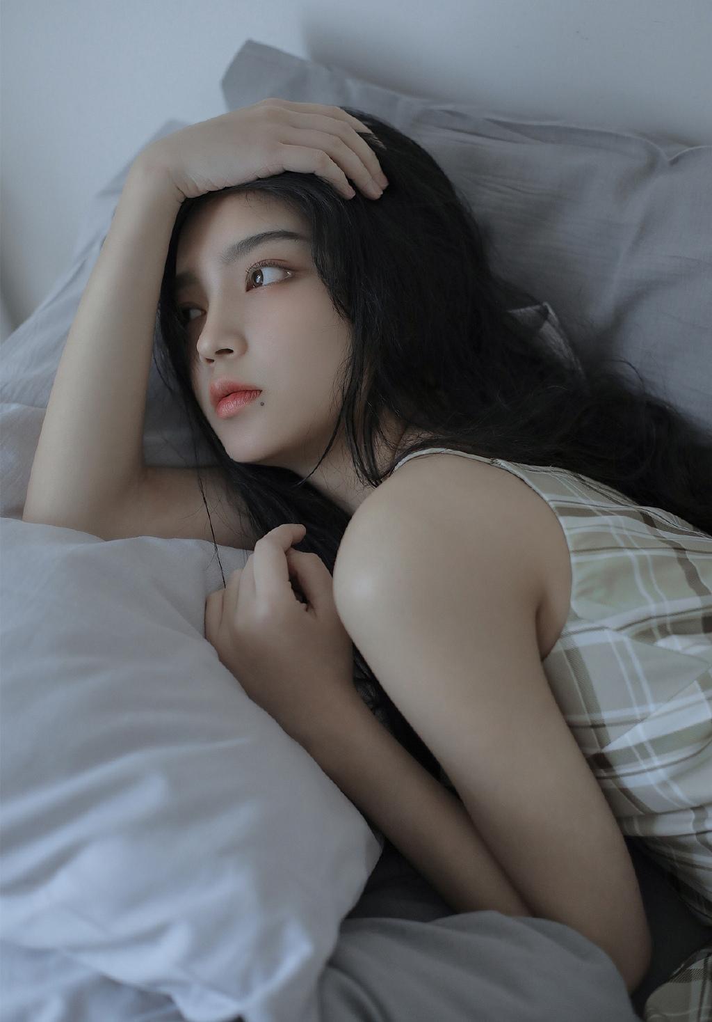 纯情白嫩吊带裙少女性感居家撩人私房写真