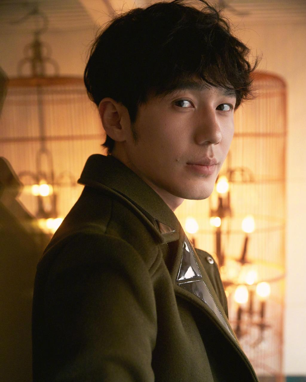 成熟型男白宇时尚休闲写真