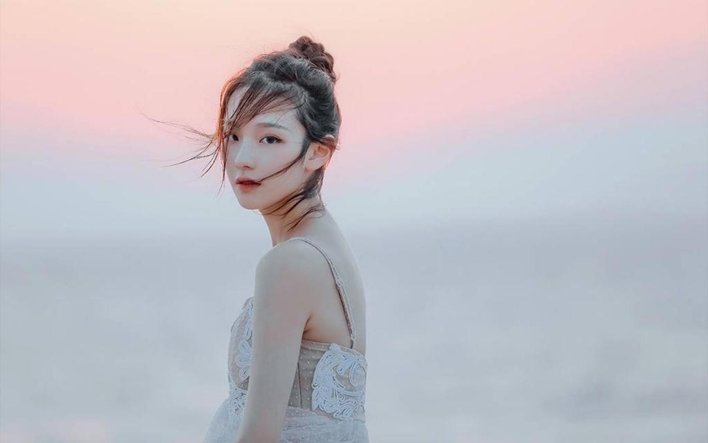 海边白皙美女性感吊带妩媚迷人写真