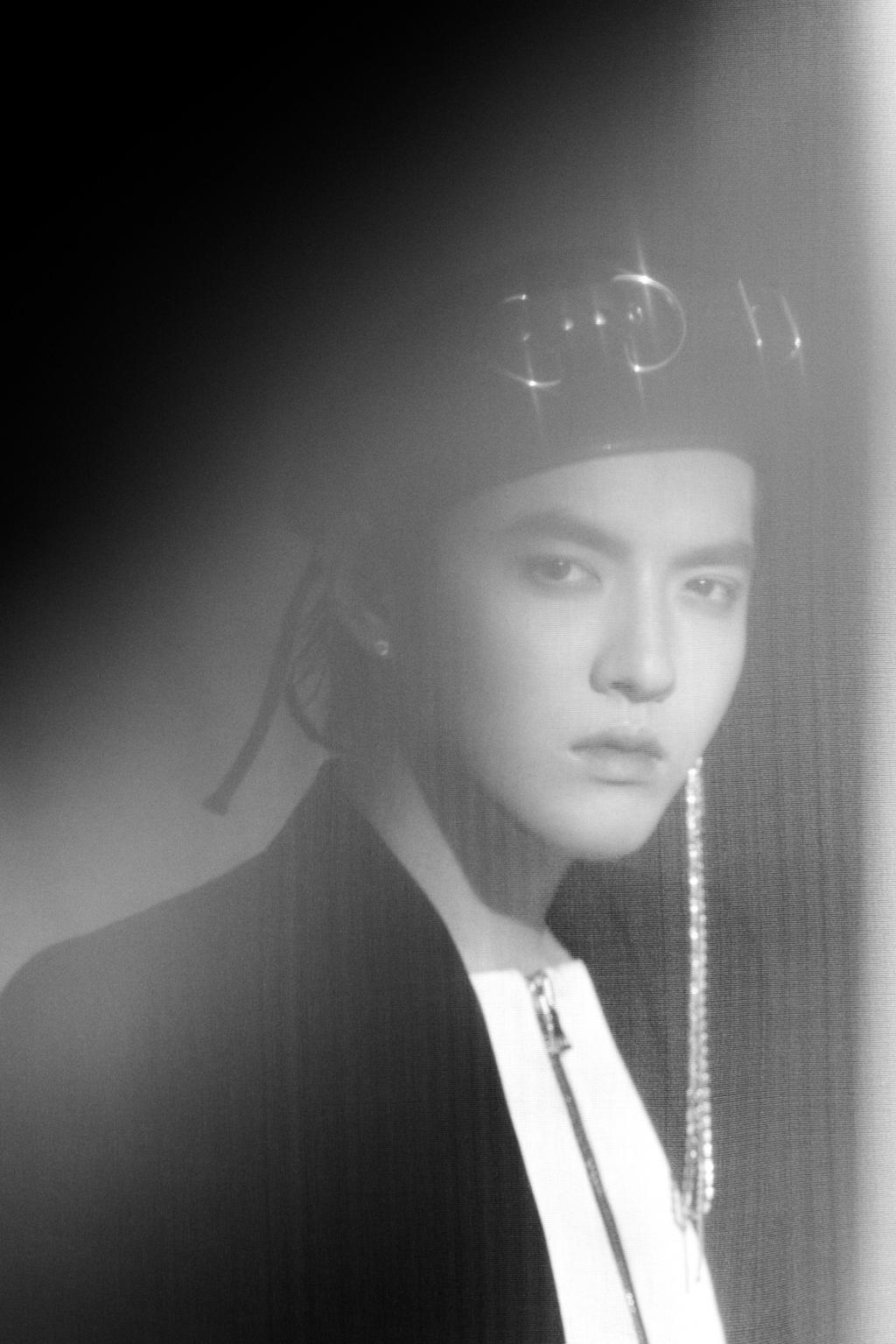 小鲜肉吴亦凡黑白系时尚帅气迷人写真