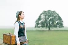 远行的文艺小姐姐户外写真