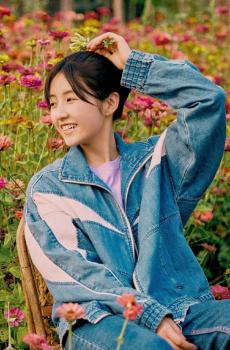 张子枫小清新休闲迷人阳光户外牛仔写真-0