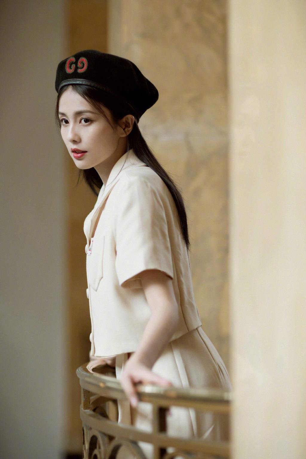 白鹿意式复古风时尚性感写真