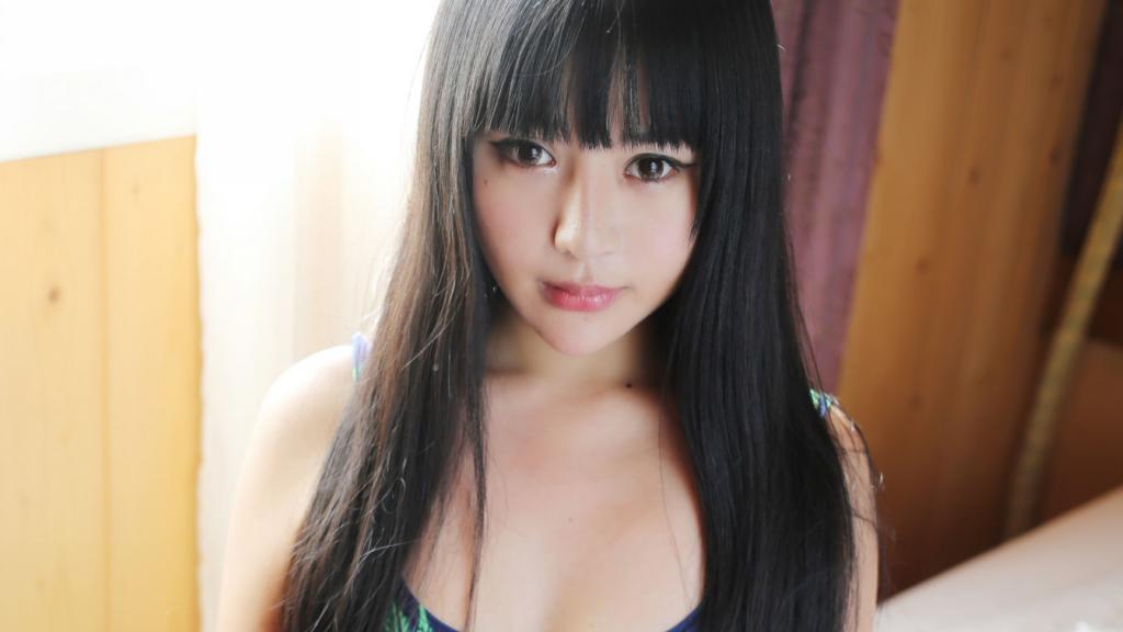 面无表情的美女