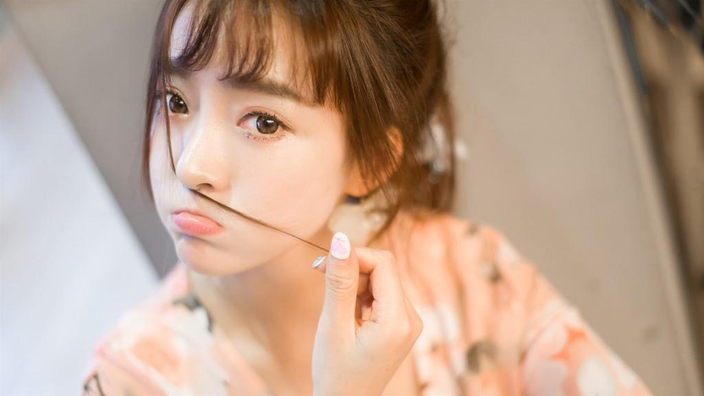 肤白貌美美女居家甜美写真