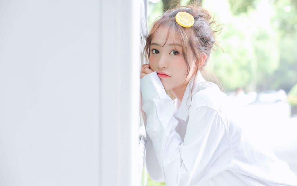 俏皮美女白衬衫诱惑写真