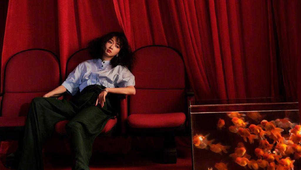 时尚女神吴谨言爆炸头魅力写真