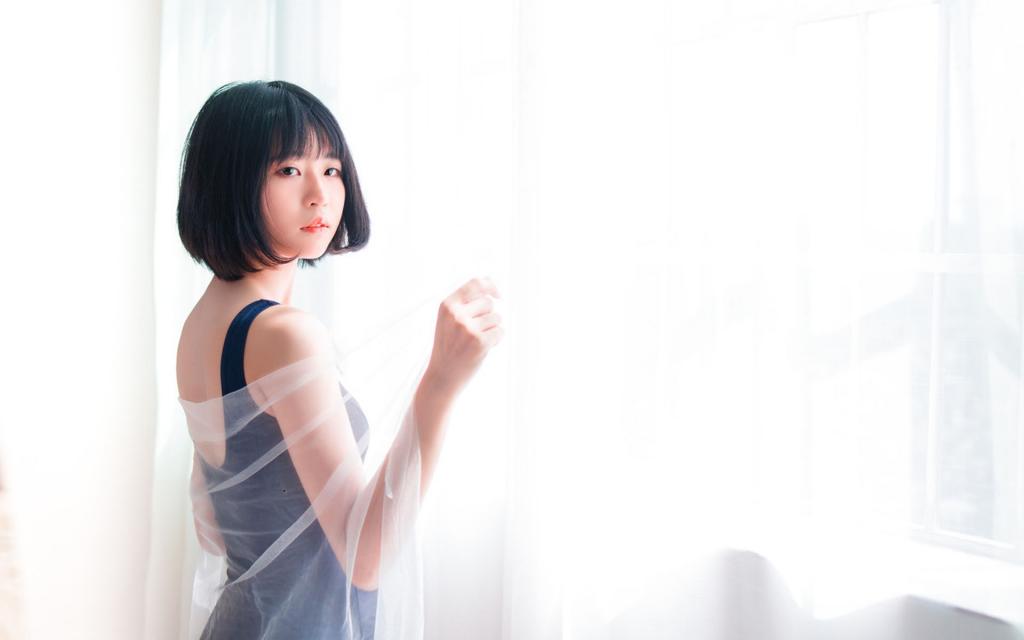 短发美女性感迷人写真