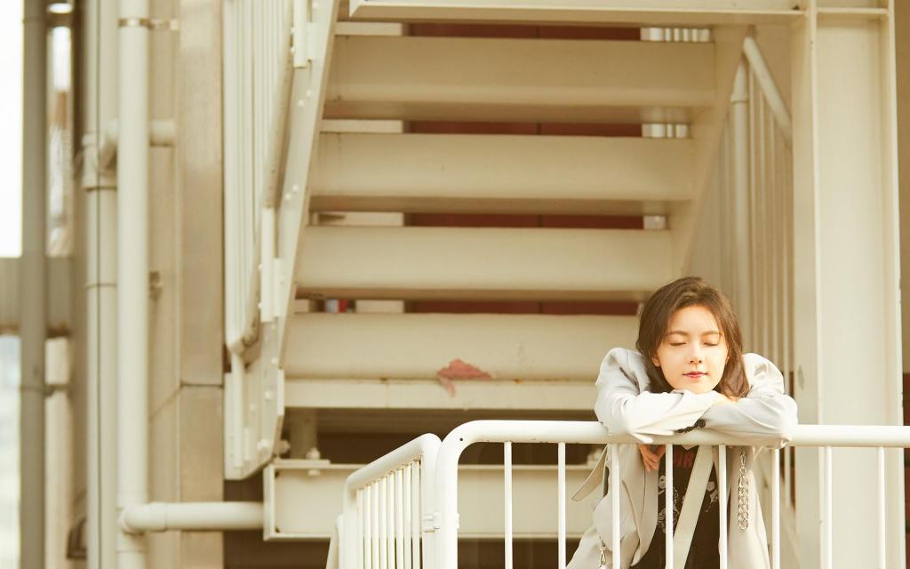  赵今麦男友风银灰西装