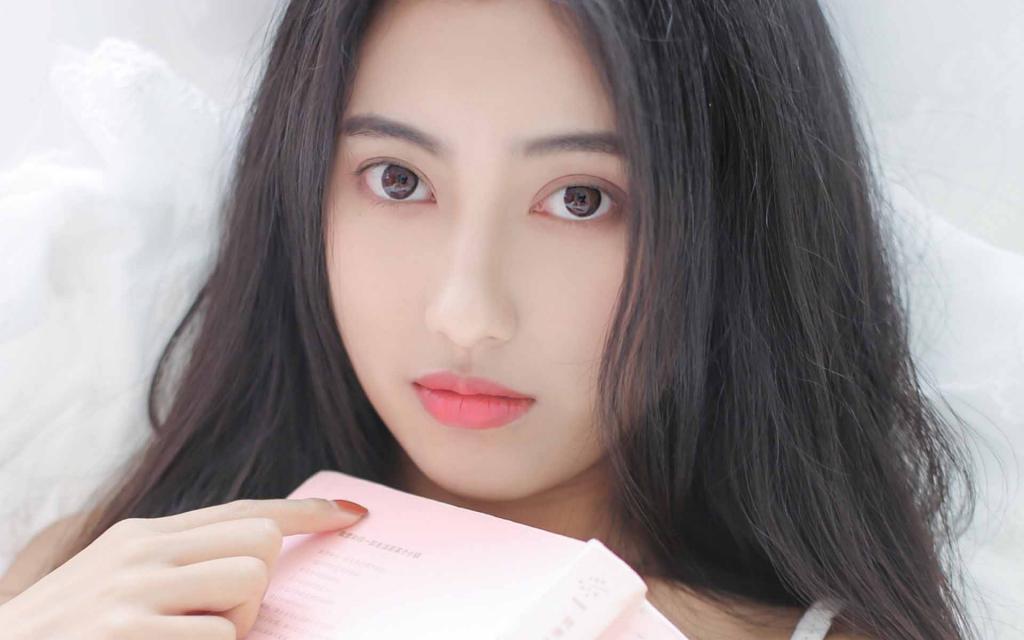 唇红齿白撩人美女私房写真