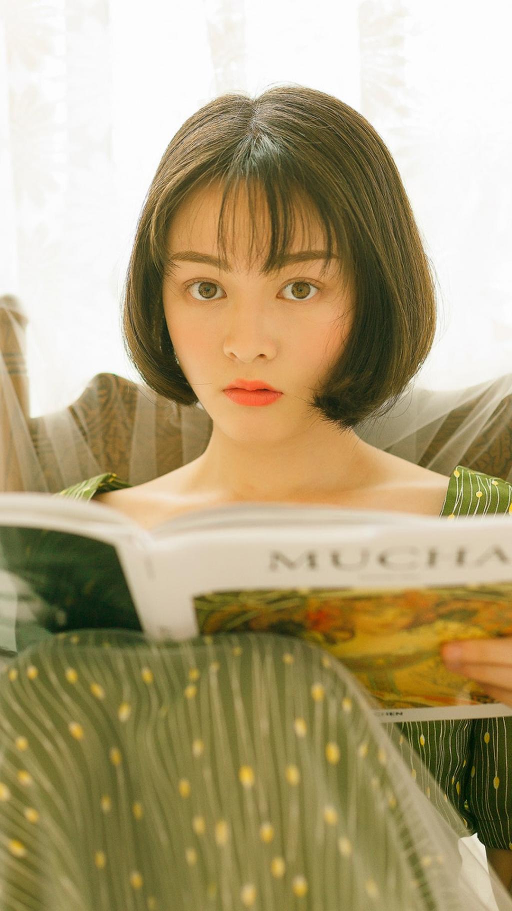 一身绿衣的萌妹子很文艺