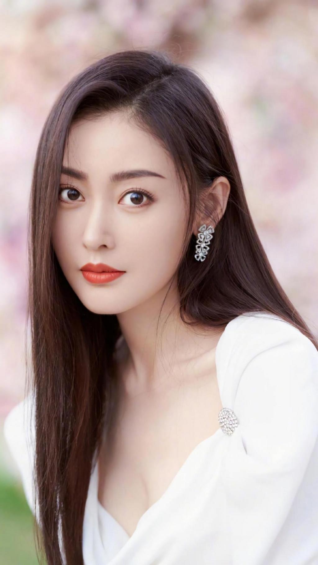 张天爱优雅知性白色长裙魅力写真