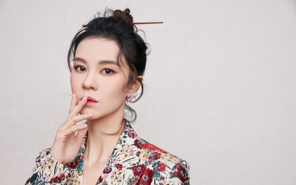 郁可唯时尚复古典雅长裙性感写真