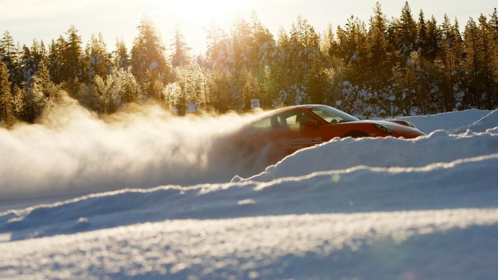 雪地里的保时捷