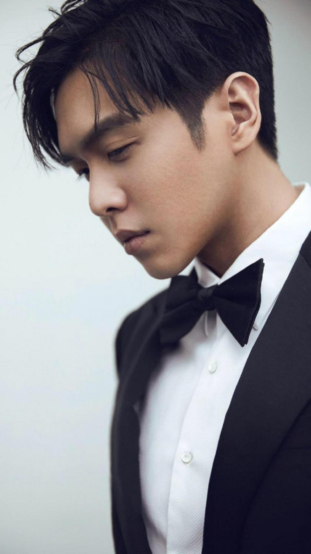 帅气西装张若昀个性动人写真