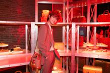 黄明昊时尚复古卷造型