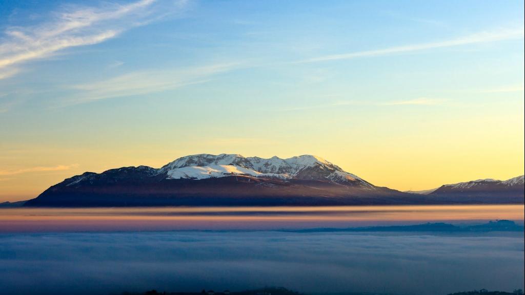 冬日山脉自然风景